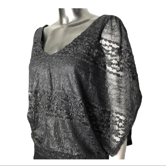 🛍️3/$40 Le  Chateau Grey Metallic Lace Top Size Small - Picture 3 of 5